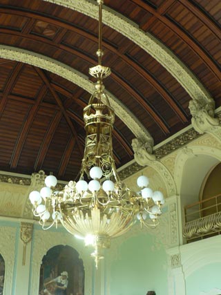 Restaurierter Kronleuchter in der Aula